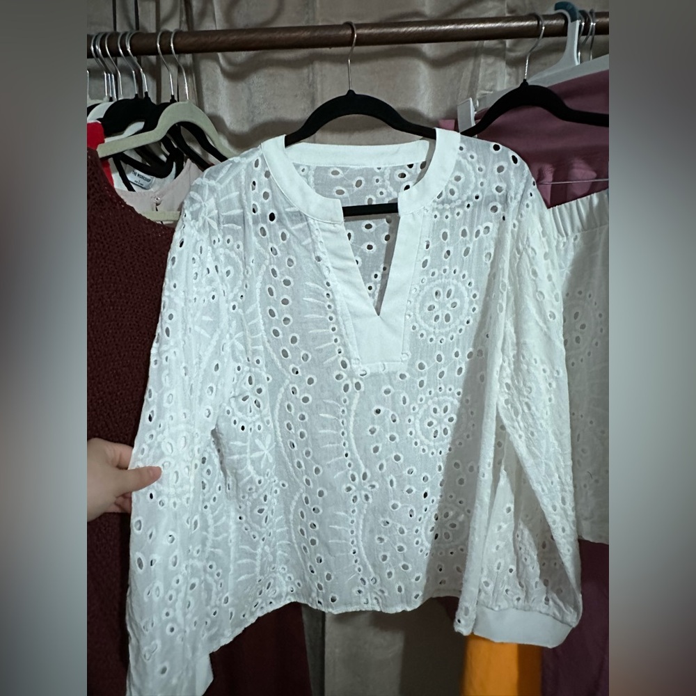 White Eyelet Lace Women's Top and shorts Set (fits like large) - Picture 2 of 4